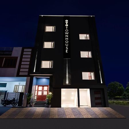 ホテル Oyo タウンハウス 217 ザ アワド エアポート Bijnaur エクステリア 写真